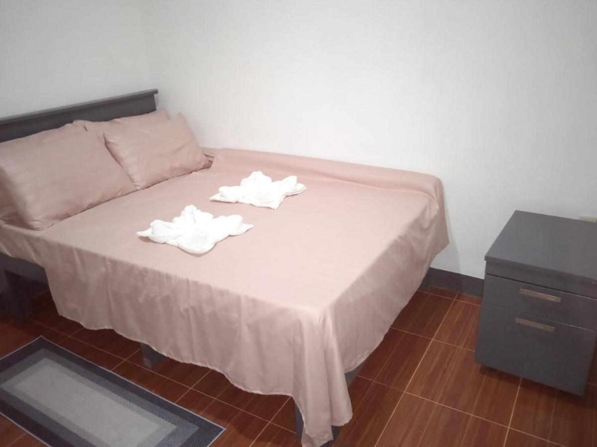 Bed and Breakfast Sarah'S Garden Bnb & Spa Clarin  Exterior foto